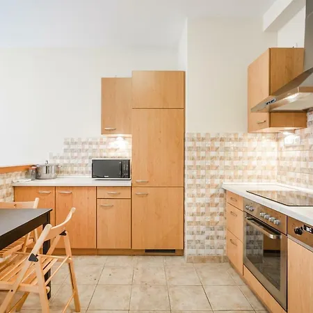 Bpr Vivid Downtown Vibe With Balcony Apartment Budapest
